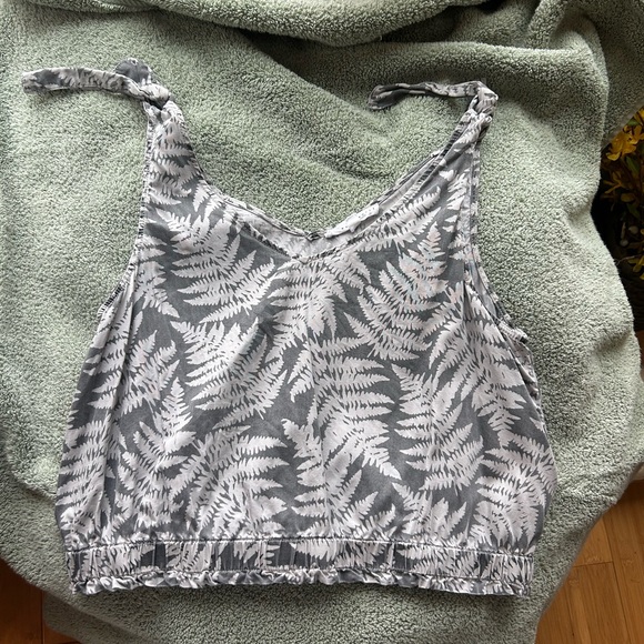 Tops - Elegant Gray and White Fern Print Camisole